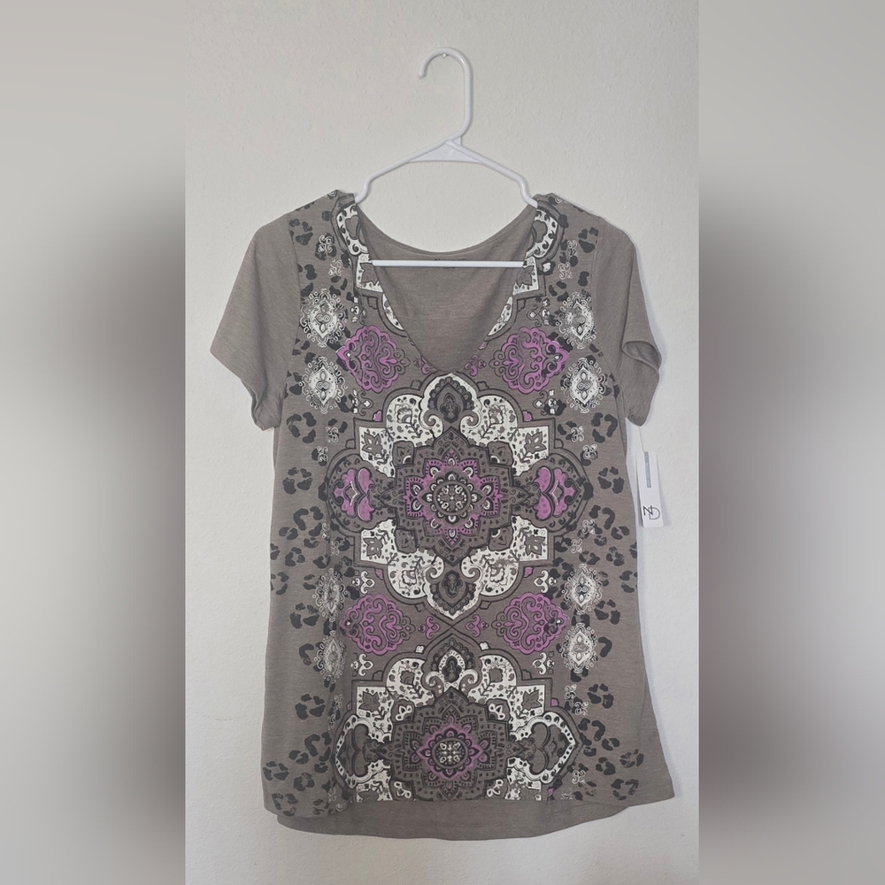 New Directions Medallion V Neck Top Boho Leopard Print Khaki Tee Medium